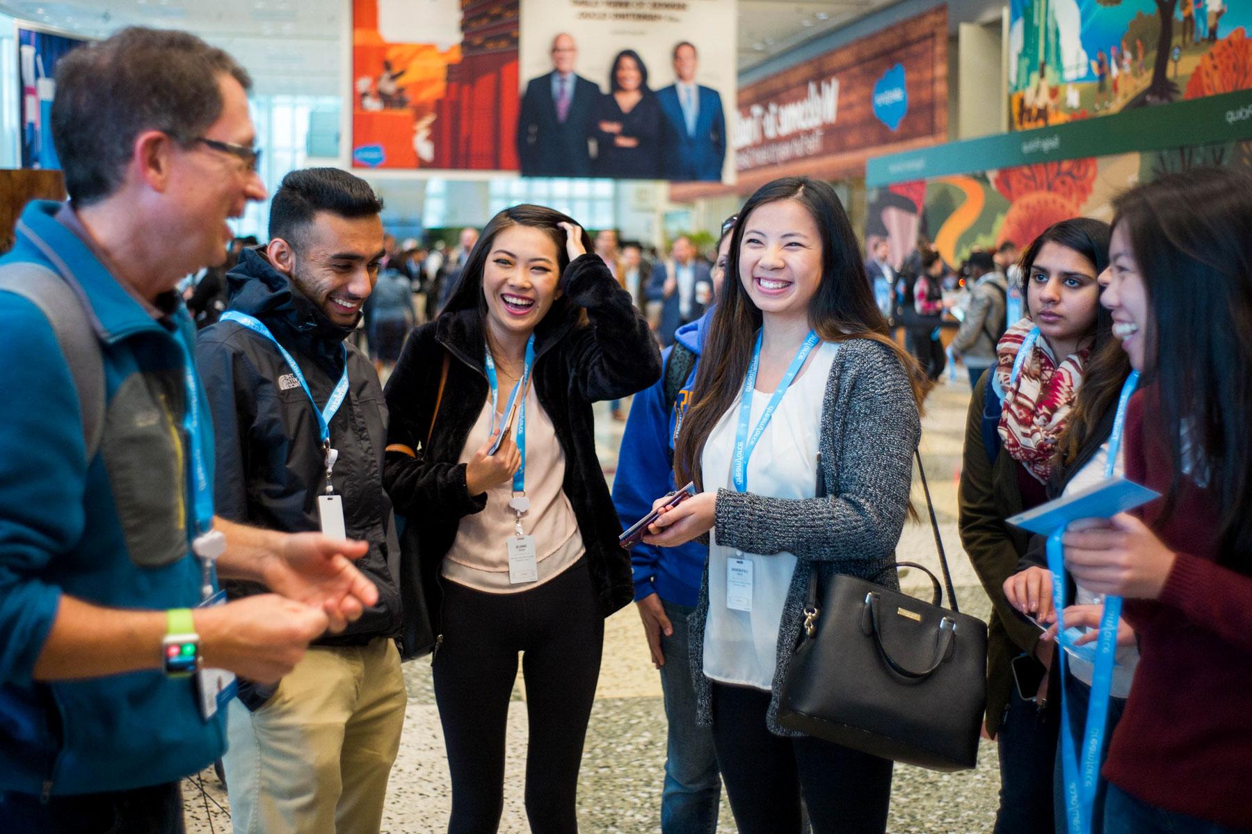 学生们在Salesforce会议上谈笑风生.